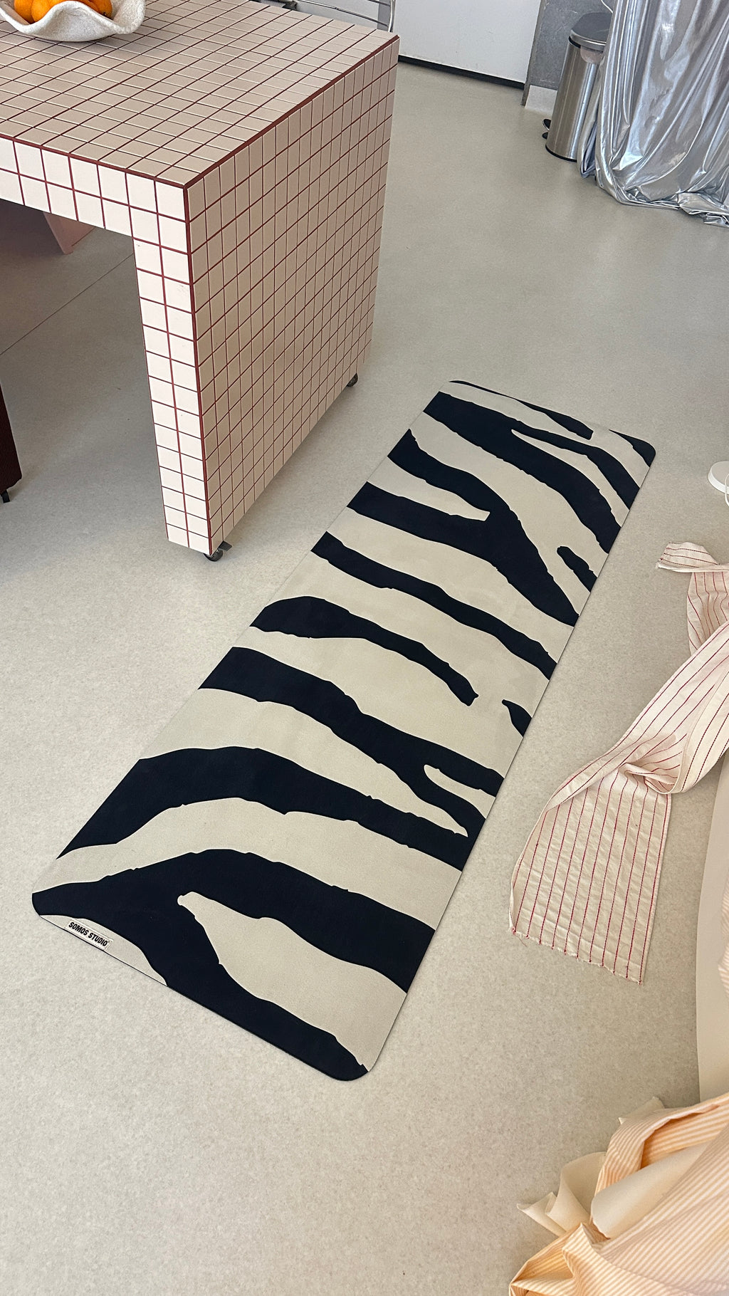 BLACK AND WHITE SAVANNA